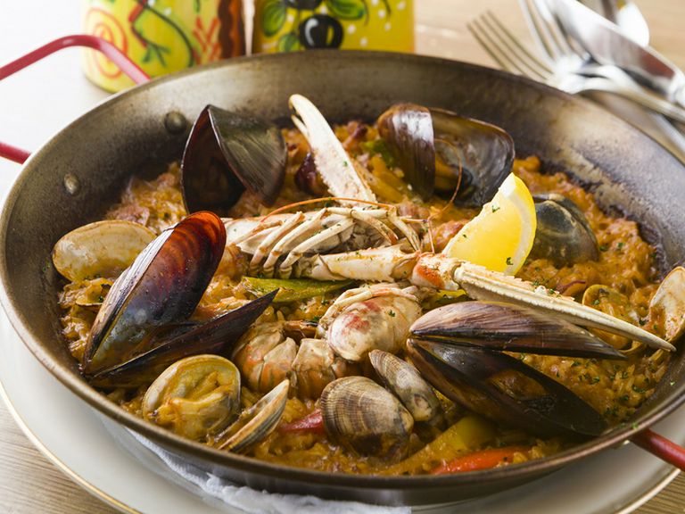 国産食材の旨みをギュッと閉じ込めた『定番のパエリア』　　２〜３人前