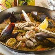 三陸産の魚介から取ったコク深い出汁と、ニンニクやサフランなどスパイスを効かせたオリジナルのトマトソースが味の決め手。ムール貝や鶏肉など様々な具材と一緒に炊きあげ、旨みをギュッと閉じ込めた一品です。