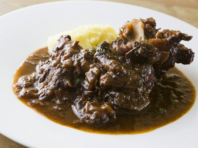 じっくりコトコト煮込んだ『牛テールの赤ワイン煮込み』