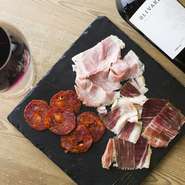 ナッツの香りがほのかに漂い、旨みが濃厚な「ベジョータ」を堪能できる一皿です。とろけるような舌触りの『生ハム』と、美しいピンク色の『加熱ハム』、コクのある『イベリコチョリソー』も楽しめます。