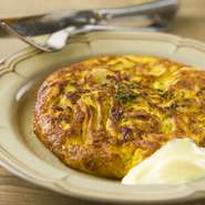 福島県相馬にある【大野村農園】から取り寄せた卵。平飼いでストレスのない環境で育てられており、卵本来の味をしっかりと楽しめます。外はサックリ、中はふわふわ食感の『スペイン風オムレツ』で味わえます。
