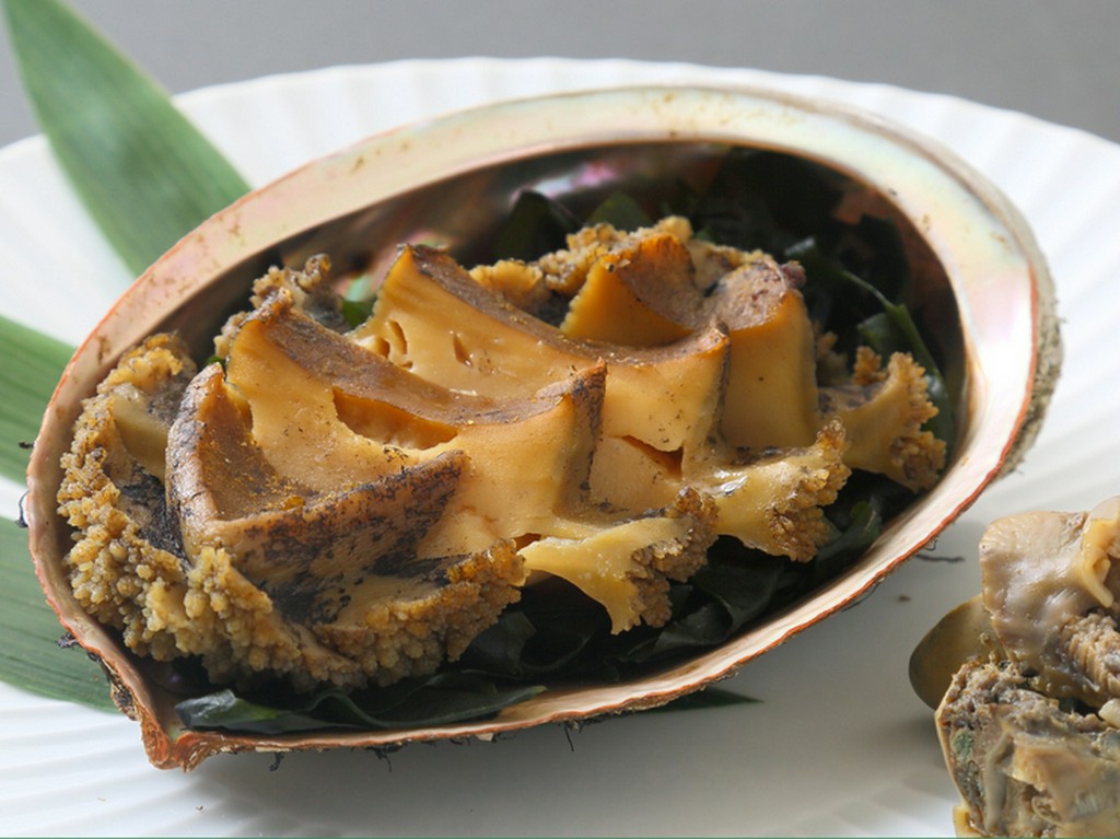 ボリュームある地元の鮑が自慢『鮑の酒蒸し』