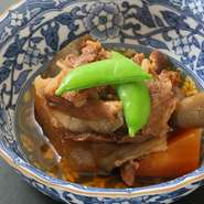 「魚の煮付け」や「野菜の煮物」など、煮込み料理を得意