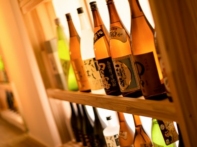 全国の日本酒やプレミアム焼酎など、定番〜珍しい美酒まで揃う