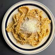 カップルで仲良くシェアできる料理も多数ございます。マファルディーネはイタリアのパスタの一種で、ポルチーニクリームソースに絡めた自慢の一皿です。ぜひ一度お試しください。