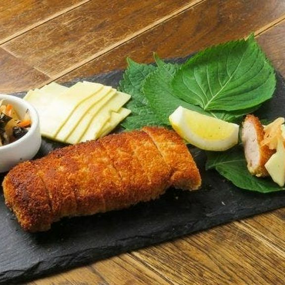 生ハムを巻いたポークカツレツ えごまの葉添え