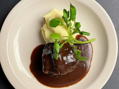 和牛の赤ワインソース煮込み