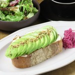 サラダ・ドリンク付
・トッピング ポーチドエッグ 200円
・トッピング スモークサーモン 300円