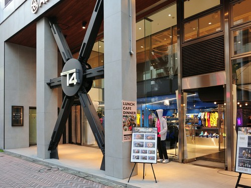 複合型スペース「T4 TOKYO」地上1階にある、卓球×レストラン