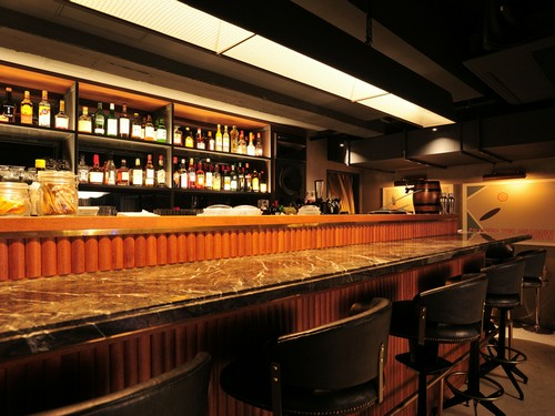 カウンターでまったり。多彩なドリンクに酔いしれる