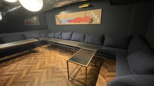 完全個室のプライベートルームです。モニターはHDMIケーブル接続のPC持ち込みでご利用可能。