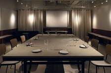 完全個室のVIPルームプランです。 貸切に加えてスピーカーや卓球台1台、プロジェクターまで使い放題。