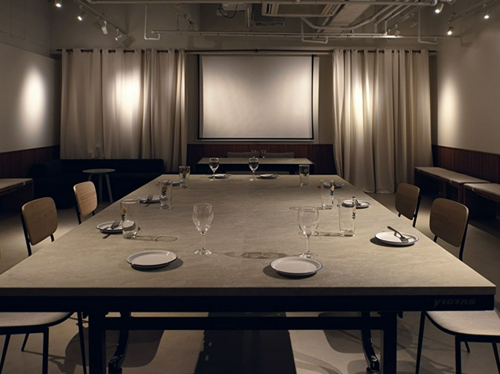 完全個室の大型パーティールームプランです。 貸切でスピーカーや卓球台1台、プロジェクターも使い放題。