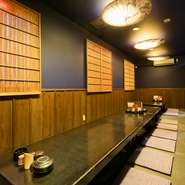 「群青の間」は、16名から最大22名まで収容可能な個室。団体での利用もぴったりです。足を伸ばしてくつろげる、掘りごたつ仕様となっています。