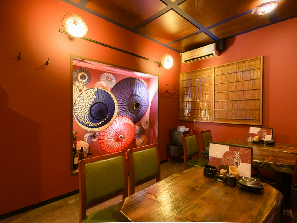 2～15名まで、ゆったり過ごせる「朱色の間」