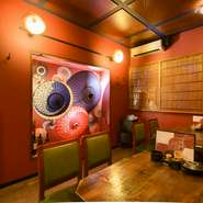 「朱色の間」は2～15名まで、ゆったり過ごすことができるテーブル席。デートや女子会・ママ会など、幅広いシチュエーションに活躍してくれます。