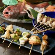 新鮮さを実感できる『造り』、素材の味を引き立てる『魚串』。市場直送の鮮魚を素材に合った調理法で提供。魚以外も、お肉や野菜など珠玉の品。天ぷらに串に揚げものなどメニューも多彩です。
