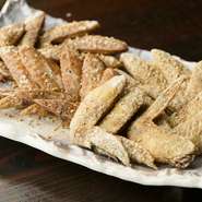 店内も和モダンで落ち着いた雰囲気のため、女子会もおすすめ。誕生日祝いにはデザートプレートや、人気メニューの『手羽先』でつくるサプライズケーキも用意できるとか。ひと味違ったパーティーをしてみませんか。