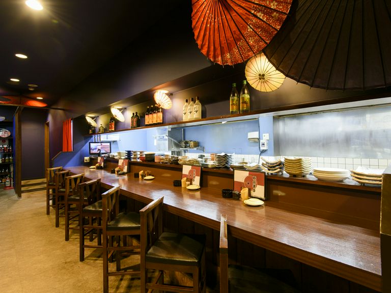 カウンター席でお1人さまを満喫。旬を肴に一杯