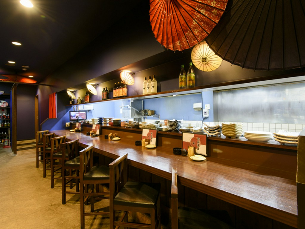 カウンター席でお1人さまを満喫。旬を肴に一杯