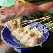 高級魚「のどぐろ」がワンコインで楽しめるとあり、こぞって注文される人気メニューです。