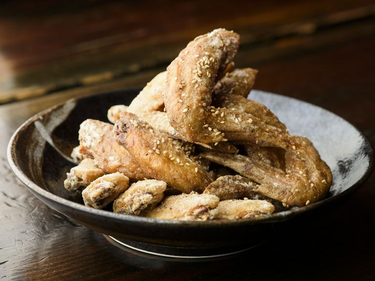 特製タレor黄金コショウの2種類!持ち帰りも人気の『手羽先』