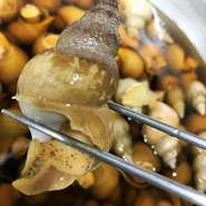 新鮮さを実感できる『造り』、素材の味を引き立てる『魚串』。市場直送の鮮魚を素材に合った調理法で提供。魚以外も、お肉や野菜など珠玉の品。天ぷらに串に揚げものなどメニューも多彩!!
※写真はばいがいの旨煮