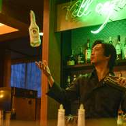 ゲストの目の前で繰り広げられる、華麗なパフォーマンス。デートや誕生日会は【YELL　CAFE】におまかせ。フレアバーテンディング演出は要予約、サプライズにもおすすめです。