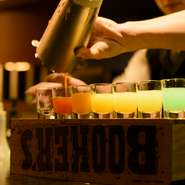 ゆったりくつろげるカフェとしても、お酒片手に会話弾ませるバーとしても。シチュエーションを問わず活躍してくれるお店。恋人とのんびり過ごしたい夜にもぴったりです。