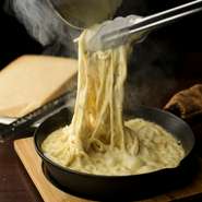 イタリア修業経験を持つオーナー監修のもと、自信を持って届ける本格イタリアン。数種類のチーズをブレンドした濃厚な風味。最後の仕上げはゲストの目の前で。五感を楽しませるシェア率1位のパスタです。