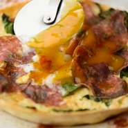 パスタにピザにアラカルト、バラエティ豊富なメニューを用意。オーナー監修のもとゲストに届ける自信作。イタリア仕込みの本場の味を賞味あれ。