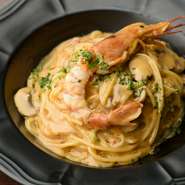 海老を丸ごと使用。海老の風味が溶け込んだクリームソースと絡めていただく『海老みそスパゲッティ』。オープンより高い人気を誇るメニューです。