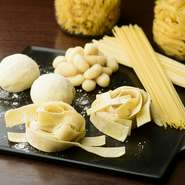 20種類にものぼる「パスタ」メニュー。ツルリとした乾麺に、もっちりとした生パスタなど5種類の麺を用意。それぞれの素材に合った組み合わせをチョイスしています