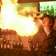 要予約のカクテルパフォーマンス。店内だけでなく、結婚式場やイベントへの出張も相談可能とのこと。パーティーを盛り上げたいときの心強い味方、ここぞという場面で活躍してくれます。