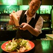 いかにゲストを楽しませるかを重要視。料理1つをとっても、味付けや盛り付けにこだわるだけでなく、お皿の向きや配置まで細かく意識しています。