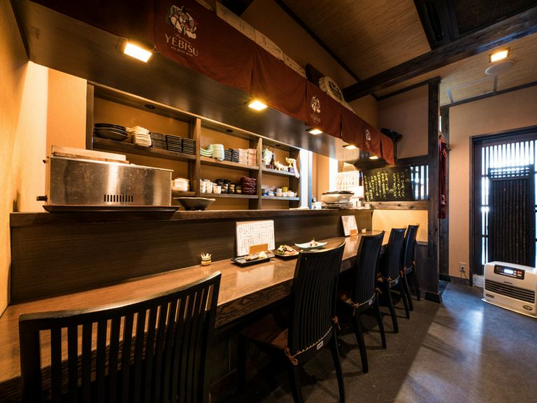 もてなし上手の店主が調理を披露するカウンター席で憩いの時を