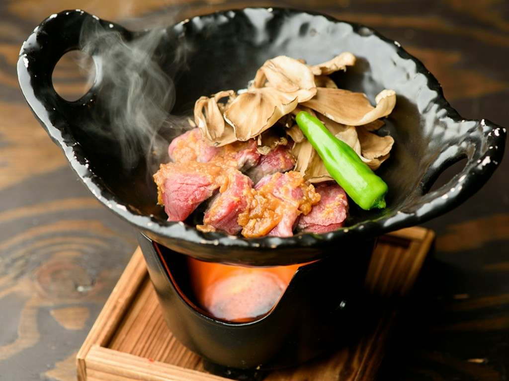 陶板焼きで味わう『氷見和牛もも』朴葉味噌