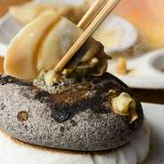 食材そのものの味を引き出せるよう、質と鮮度にこだわった素材選びにも余念の無い料理人。仕入れる食材は基本的に地元産、良いものをできるだけリーズナブルに提供したいと語ります。