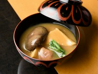 金沢でも、店によって味が違うと言われる『治部煮』。中でも【いしや】の『治部煮』は「治部と言えばいしや」と詠われるほど、県内外にその名を知られた名品です。その味わいをぜひ堪能してみませんか。