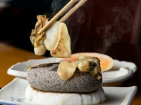 『万寿貝石焼き』は、【いしや】を訪れた人が必ず食べる名物料理のひとつ。熱く熱した天然石で、ゲスト自ら貝を焼けば、見事に踊る万寿貝を眺めることができるのも愉快な逸品。