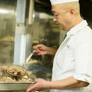 おいしい食事を頂くときには、人と語らいそれを味わう空間も大切と考える【いしや】。大人が料理とお酒を楽しめる、ゆったりとした空間を用意し癒しのひと時を演出します。

