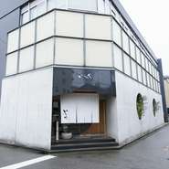 家族での会食から歓送迎会、接待に至るまで、幅広いニーズに対応する一軒です。1階は大人が贅沢に過ごせる癒しの空間、3階は法事や宴会に活躍する大広間を用意し、多彩なシーンでの利用が可能です。