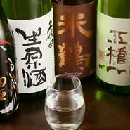 地元の人でさえ手に入りにくく、「幻の地酒」と呼ばれる根室の日本酒『北の勝　搾りたて』の仕入れあり。華やかな香りで口当たりの良い飲み口です。他にも数量限定の青森県産『田酒』や、山口県産『獺祭』も。