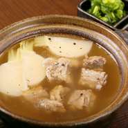 圧力鍋でやわらかくされた牛タンは、鰹出汁を中心とした肉々しいスープに。カブは素材の出汁を活かした味付けで、シンプルに仕上げて牛タンと合わせています。辛口なお酒と合い、箸が止まらなくなる一皿。