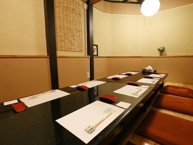 足を伸ばしてくつろぎながら食事ができる、小部屋を4部屋完備