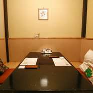 日本料理店ならではの木の温もりを感じさせる内装は、とてもやさしい色あいで、和める雰囲気を醸し出しています。座布団やカウンターの椅子の背もたれなどに帯の生地を使うことで、華やかさもプラス！