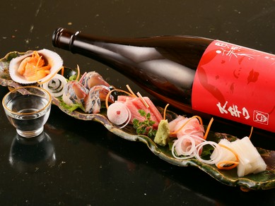 キリッとした辛口のものをメインに、日本各地の地酒を品揃え