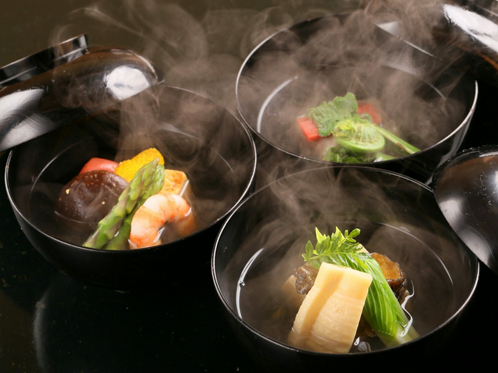 コースの最初に提供される、日本料理の献立の要。季節感たっぷりの『季節の椀盛り』