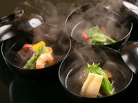 コースの最初に提供される、日本料理の献立の要。季節感たっぷりの『季節の椀盛り』