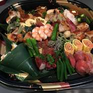 ゆず亭の料理をご家庭で。
ご予算。ご要望を伺い提供します。刺身や棒ずしを盛りあわすこともできます。二人前から承ります。
二日前までにご注文願います。